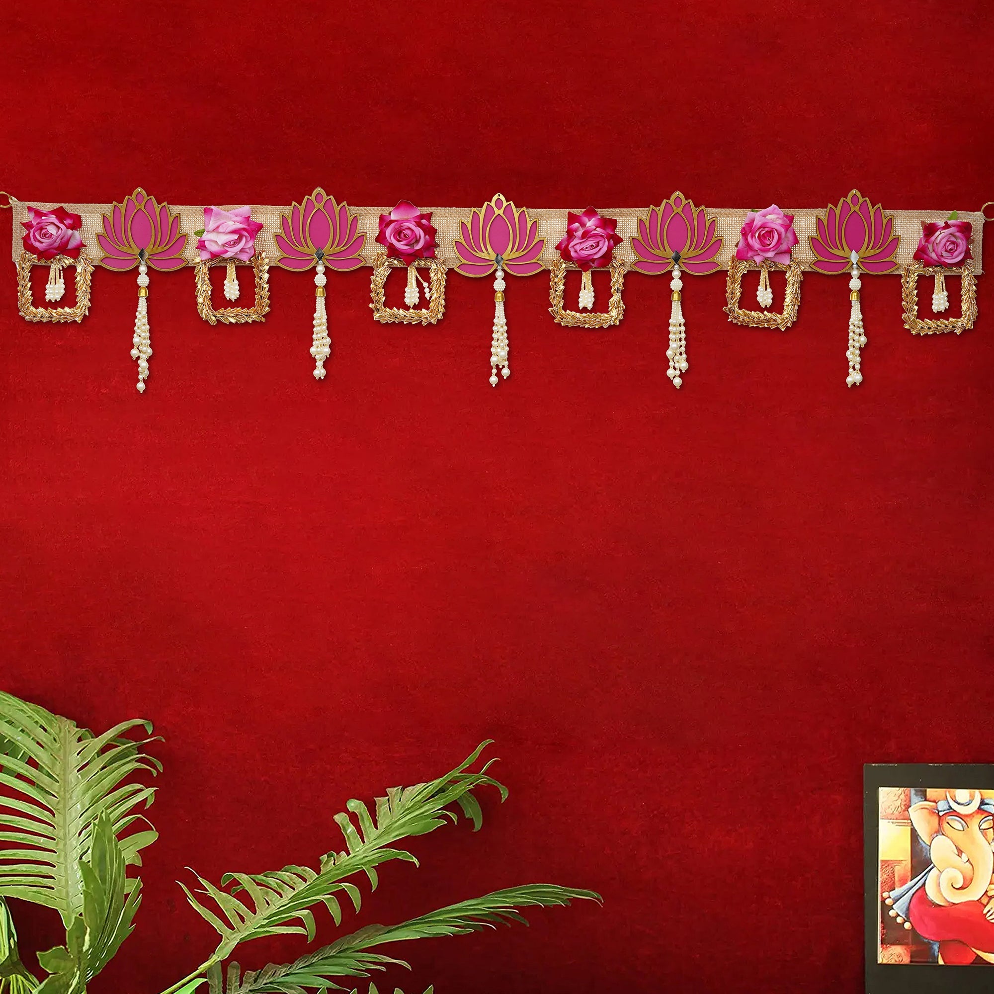 Toran traditionnel fait main avec des fleurs de lotus roses et des Latkans, idéal pour la décoration de portes à Diwali (41 pouces)