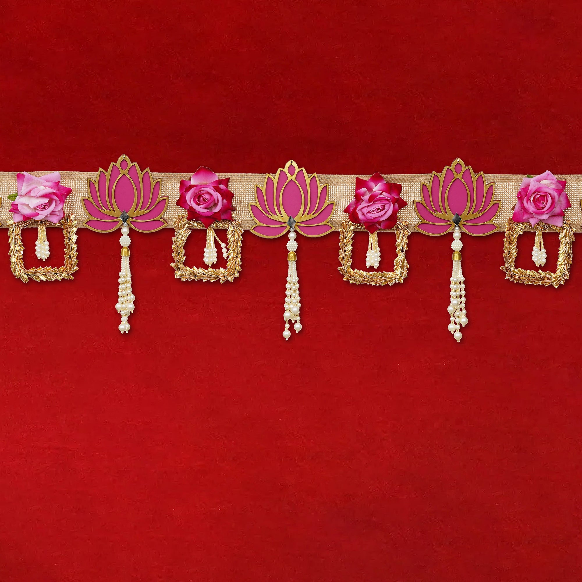 Toran traditionnel fait main avec des fleurs de lotus roses et des Latkans, idéal pour la décoration de portes à Diwali (41 pouces)