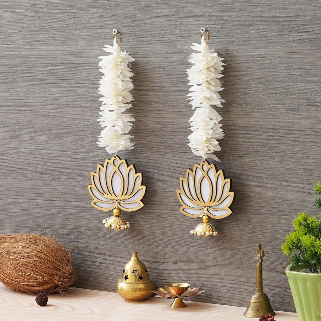 Décoration Murale suspendue Premium Lotus Jaune avec Gajra Blanche | Décoration Suspendue en forme de Lotus | Décoration Murale | Décoration Murale pour Temple Décorations pour la Maison et Diwali (Blanc, Or)