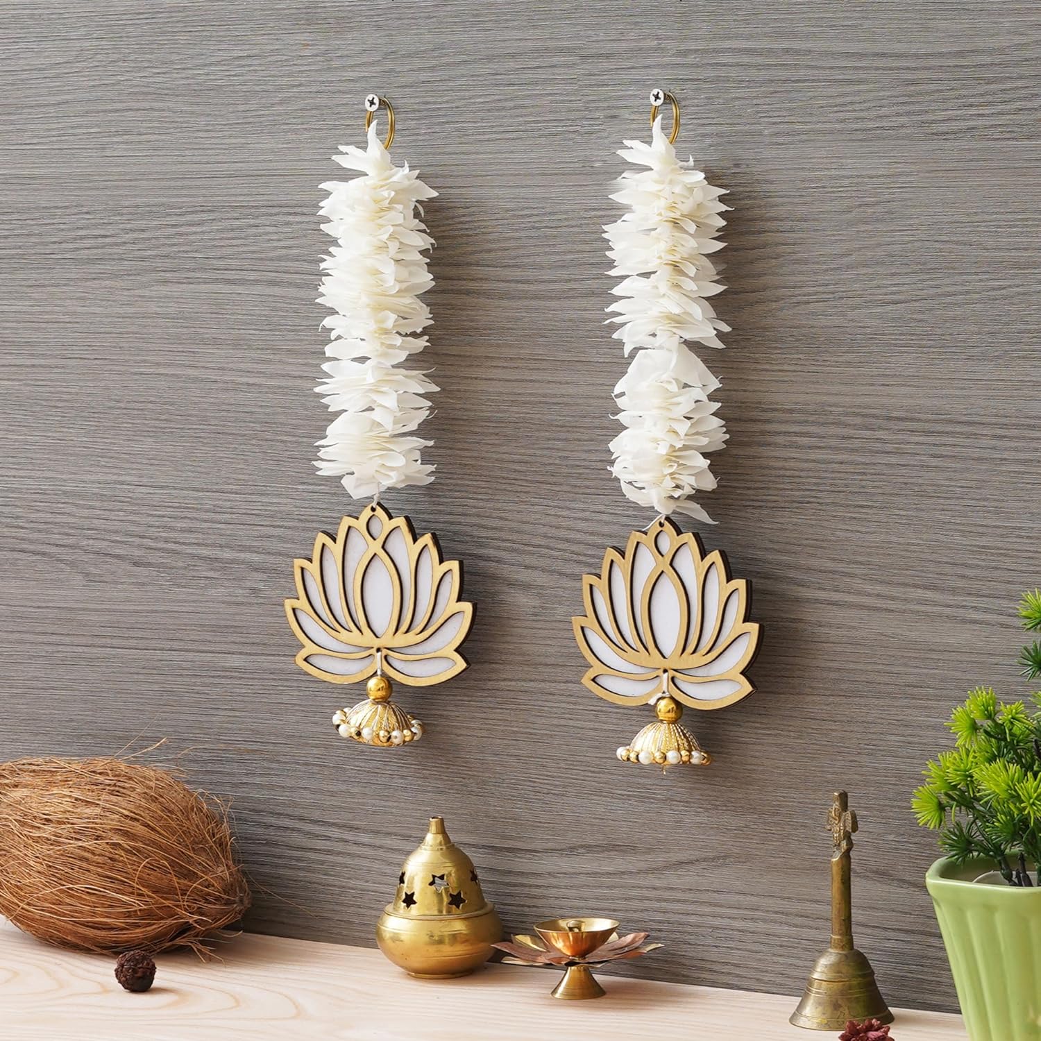 Décoration Murale suspendue Premium Lotus Jaune avec Gajra Blanche | Décoration Suspendue en forme de Lotus | Décoration Murale | Décoration Murale pour Temple Décorations pour la Maison et Diwali (Blanc, Or)