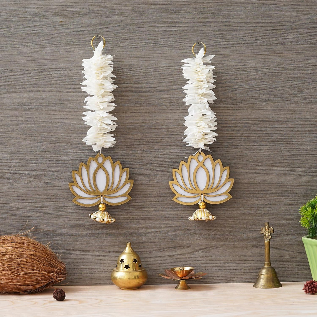 Décoration Murale suspendue Premium Lotus Jaune avec Gajra Blanche | Décoration Suspendue en forme de Lotus | Décoration Murale | Décoration Murale pour Temple Décorations pour la Maison et Diwali (Blanc, Or)