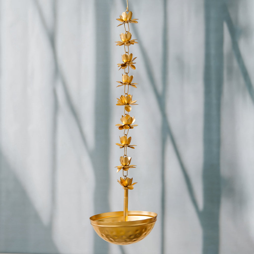 Coupe Urli Suspendue Décorative Florale en Forme de Lotus de Qualité Supérieure pour la Décoration de Diwali, Bol Uruli en Métal à Suspendre Cadeau de Diwali, Uruli pour la Décoration Intérieure (60 cm)